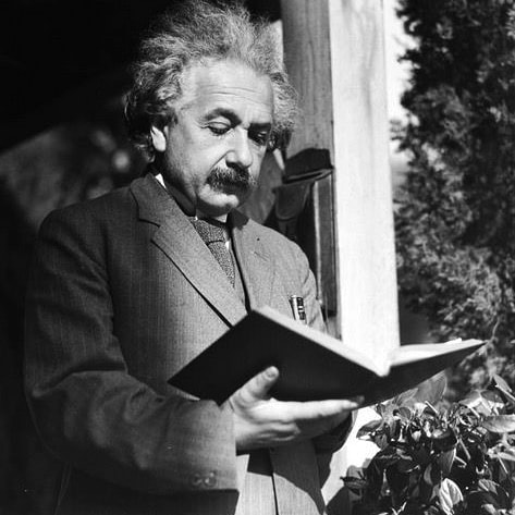 ProfFeynman's tweet photo. Einstein's works revolved around three rules which apply to all science, problems, and times:

• Out of clutter, find simplicity;
• From discord make harmony; and
• In the middle of difficulty lies opportunity. 🧠

HAPPY BIRTHDAY Albert Einstein! https://t.co/2KcpyEPuw3