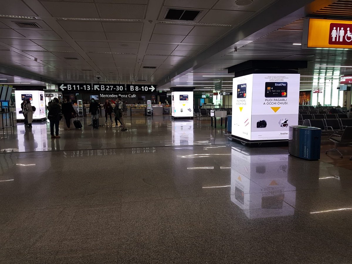 joostflamand's tweet photo. Vliegvelden in Italië gaan langzaam dicht. Het grote vliegveld van #Roma Fiumicino is al vrijwel leeg. Alitalia vraagt passagiers om zelf mondkapje mee te nemen. #lockdown #coronavirus https://t.co/Q7k57BXl4f