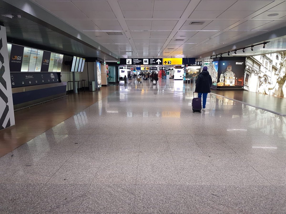 joostflamand's tweet photo. Vliegvelden in Italië gaan langzaam dicht. Het grote vliegveld van #Roma Fiumicino is al vrijwel leeg. Alitalia vraagt passagiers om zelf mondkapje mee te nemen. #lockdown #coronavirus https://t.co/Q7k57BXl4f