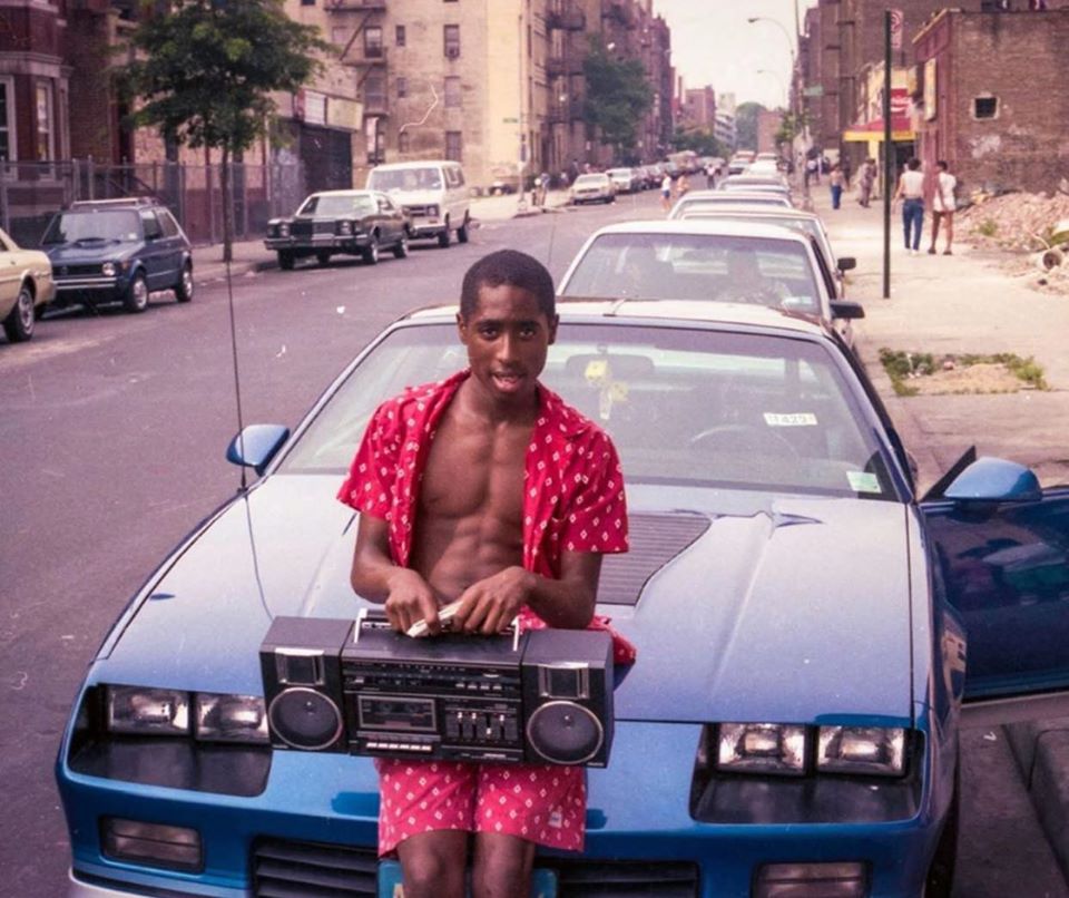 2pacturkeyy's tweet photo. 2Pac'ın ilk mahlası MC New York'tur. Bu fotoğrafta New York'ta yaşadığı dönemde çekilmiştir.

Çoğu kişi 2Pac'ı West Coast ile bağdaştırır, ki haksız da sayılmazlar. Ancak toyluk dönemi, çocukluğu, ergenliği, rape ilk adımını attığı yer hep East Coast'ta gerçekleşmiştir. https://t.co/eS0ZedqG7P