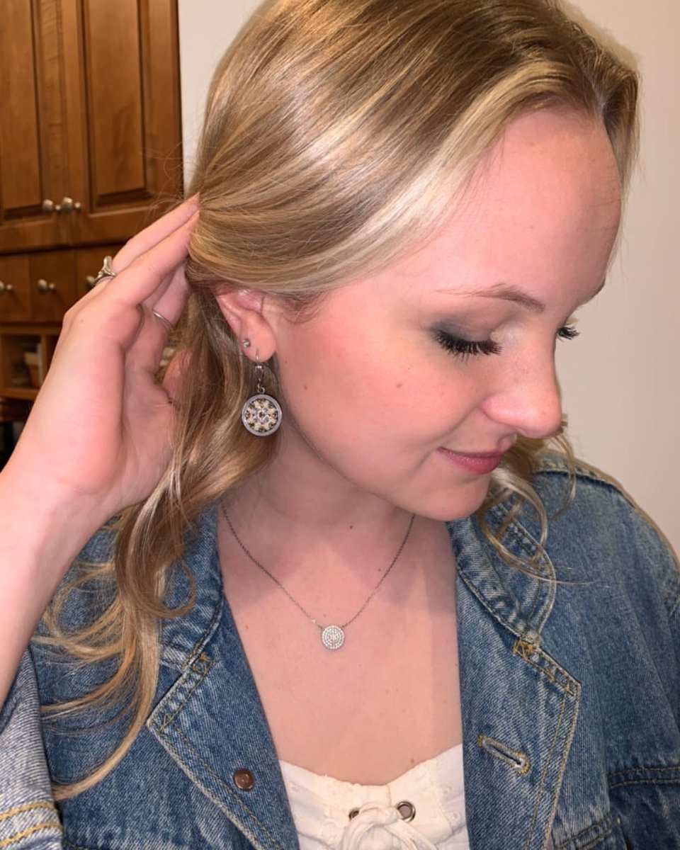 AKoplikDesigns's tweet photo. The stunning @lydia_wielgus showing off her AKD sparkle ✨

#annekoplik #instastyle #swarovski #vintagejewelry #sparkles #earrings #necklaces #ootd https://t.co/VWECa6IIAg