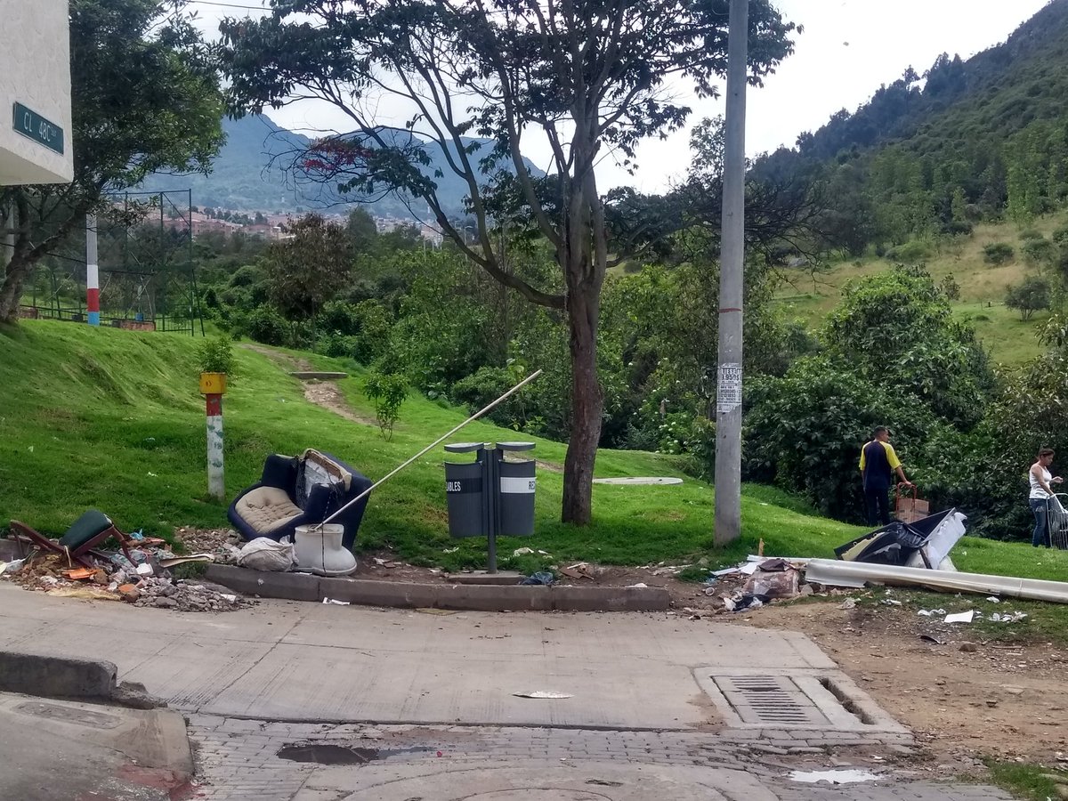 Edithparadac's tweet photo. Señores @Promoambiental_
P/F Recolectar escombros, hacer jornada de limpieza y contenedor en la Calle 48 C Sur con Cra 1, Barrio Península, Localidad San Cristóbal
Es muy triste que frente a un cuerpo de agua y una reserva forestal exista un basurero barrial #ParqueEntrenubes https://t.co/A2SYmmP3Jj