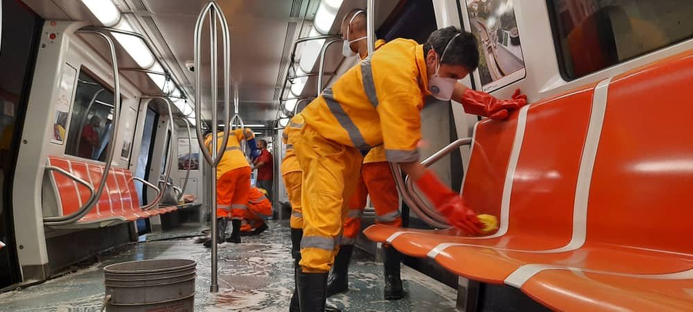 mintransporteve's tweet photo. #LaPrevenciónEsLaClave 🚉 La clase obrera del @metro_caracas ejecuta labores de limpieza profunda en vagones de los trenes del sistema garantizando así un sistema enmarcado en las medidas sanitarias de prevención y contención del #COVID-19 impulsadas por el Pdte. @NicolasMaduro https://t.co/mjeTswNxxt