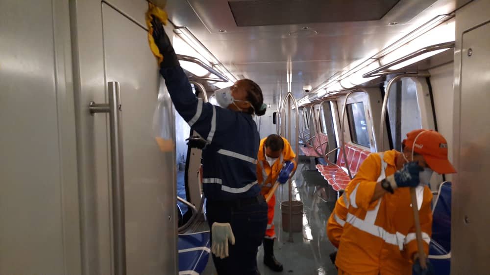 mintransporteve's tweet photo. #LaPrevenciónEsLaClave 🚉 La clase obrera del @metro_caracas ejecuta labores de limpieza profunda en vagones de los trenes del sistema garantizando así un sistema enmarcado en las medidas sanitarias de prevención y contención del #COVID-19 impulsadas por el Pdte. @NicolasMaduro https://t.co/mjeTswNxxt