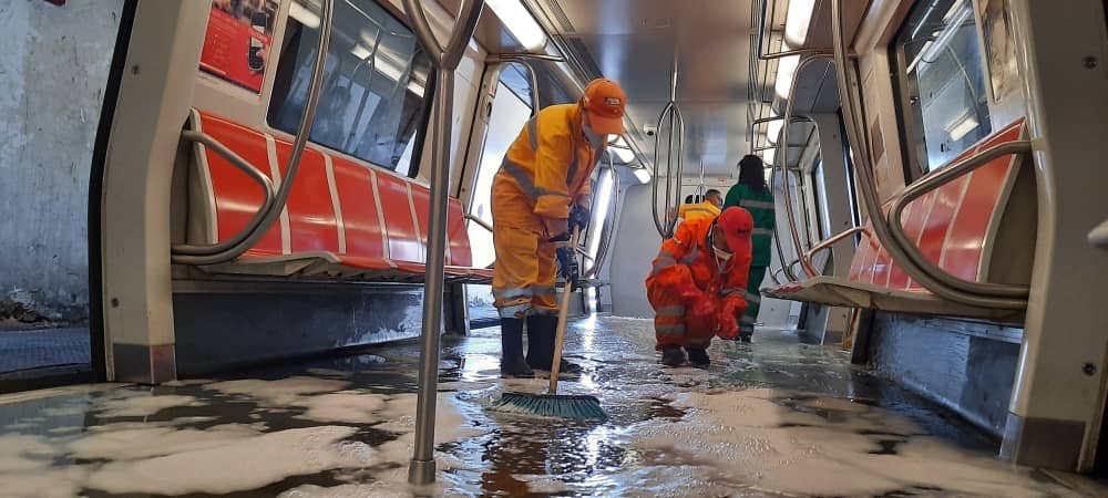 mintransporteve's tweet photo. #LaPrevenciónEsLaClave 🚉 La clase obrera del @metro_caracas ejecuta labores de limpieza profunda en vagones de los trenes del sistema garantizando así un sistema enmarcado en las medidas sanitarias de prevención y contención del #COVID-19 impulsadas por el Pdte. @NicolasMaduro https://t.co/mjeTswNxxt