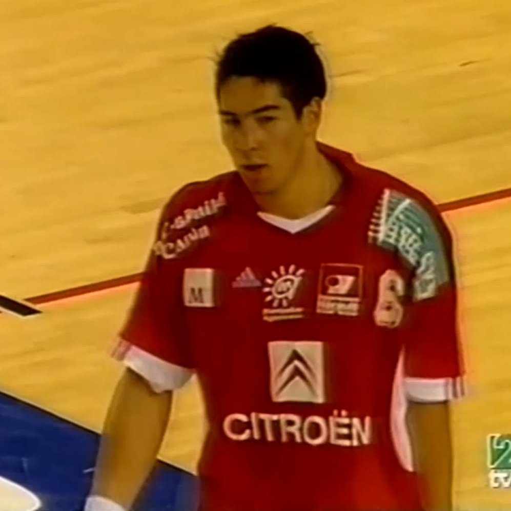 <a href="/NoeQuero/">Noelia Quero</a> <a href="/eduromey/">Eduardo Romero Mey</a> <a href="/NKARABATIC/">NIKOLA KARABATIC</a> Noe, aquí tienes un 🎁 extra <a href="/bmsanantonio/">San Antonio BM</a> <a href="/mhbofficiel/">Montpellier Handball</a> Final-Ida de la Liga de Campeones 2002/03. Posiblemente el primer partido que jugó <a href="/NKARABATIC/">NIKOLA KARABATIC</a> en España. Él lo podrá confirmar. Con 19 añitos recién cumplidos, el chaval, consiguió 11 goles.
💻 bit.ly/00848SAntMontp