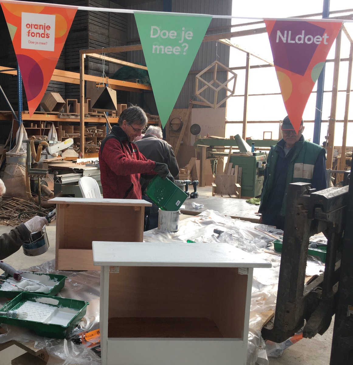 JacquesvdPloeg's tweet photo. #NLDOET activiteit: met een klein groepje 50 torenvalk kasten gemaakt en meteen in de grondverf gezet. Mogelijk gemaakt door de inzet van vrijwilligers @Zuiderzeeland #WRNOP Namens alle torenvalken dank jullie wel! Na afloop soep en een broodje. Super geslaagd. #noordoostpolder https://t.co/ZXWJx48tco