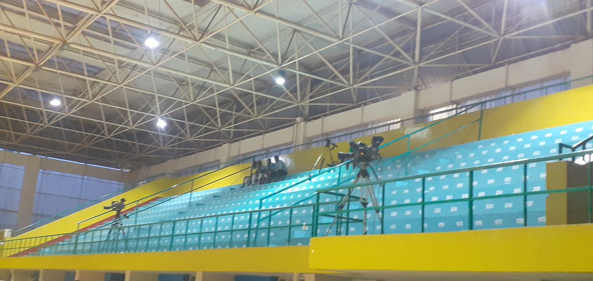 rigogaruth's tweet photo. Ikintu cya mbere ni amakuru.
Umukino wa @Regvcofficial na @utbvc murawukurikira live kuri @KC2_RW .......mu gihe nta mufana wemerewe kuwurebera muri Stade.
#RBAhafiyawe 
#RBANews 
#RTVSPorts# 
#KickOffRBA 🤘
@rbarwanda https://t.co/7dAHarAU7O