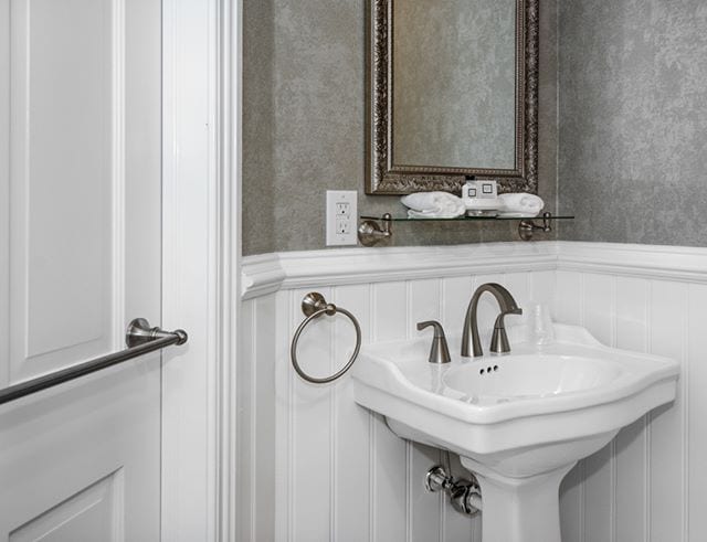 Which of our elegant rooms will you choose? Pictured: The Mason-Dixon. pharosinn.com/things-to-do-i…