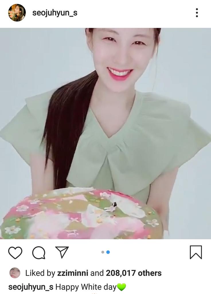 Myyongseo's tweet photo. Full of green from Mom and dad today on white day 💚😏
.
.
.
😚😚😚 @JYHeffect @sjhsjh0628  good night 💖💙💑 https://t.co/gK1k7lRGVW