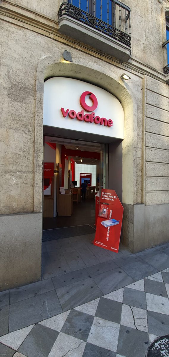 frueda10's tweet photo. @vodafone_es @Coimbra1960 por dios santo en que está usted pensando?. Tiendas abiertas en Andalucia. Aquí el se pidió ayer el cierre de todos los establecimientos. Si quieres cambiar sim una sola persona atiende y como en las farmacias de guardia. https://t.co/FOkYzew1M9