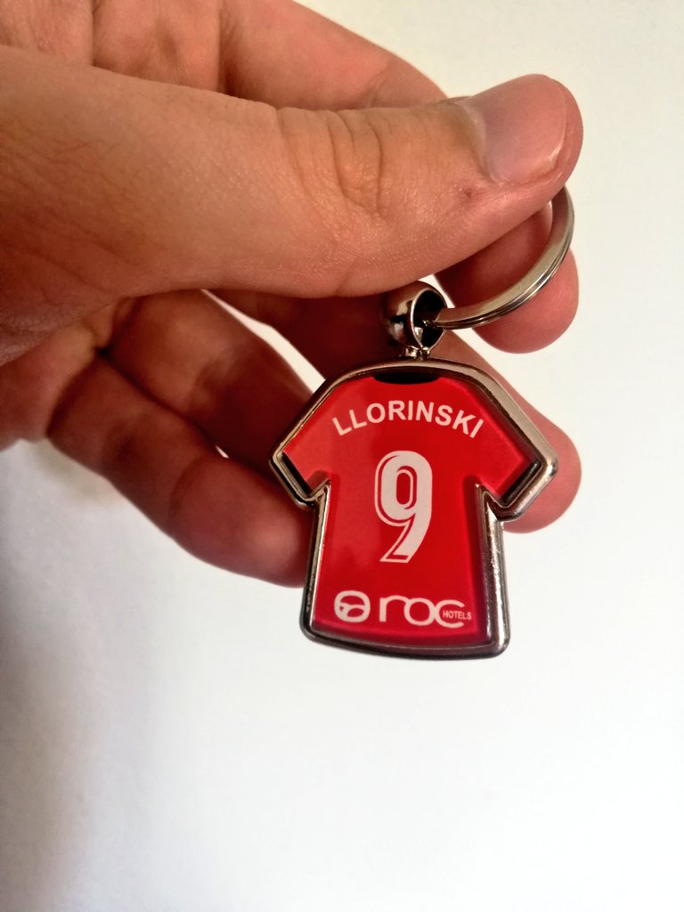 llorinski's tweet photo. ADEMÁS el premio para el campeón será un llavero del Mallorca con nombre y número a elegir
El mejor premio de la historia??? SEGURAMENTE. 😂❤️🖤 https://t.co/LfQXGeXhXR