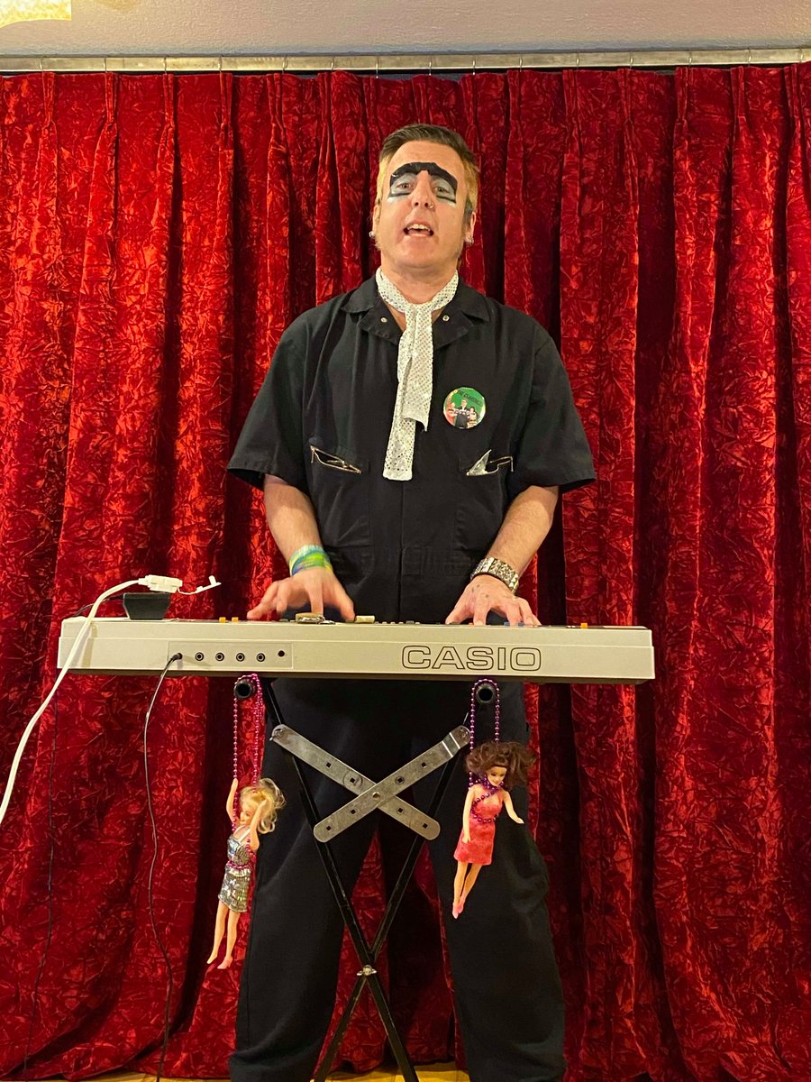 The Clarences live at Segue Fischlin's RevoluSalon XV on Fri. 3/13/20 in Oakland, CA!!!
@QueeniePie 
#theclarences #robertmedeiros #erinshannon #leslieouthier #bobsradiocafeteria #bobsvideocafeteria #oakland #california #casiotonect310 #seguefischlin #revolusalon #eddiemurphy