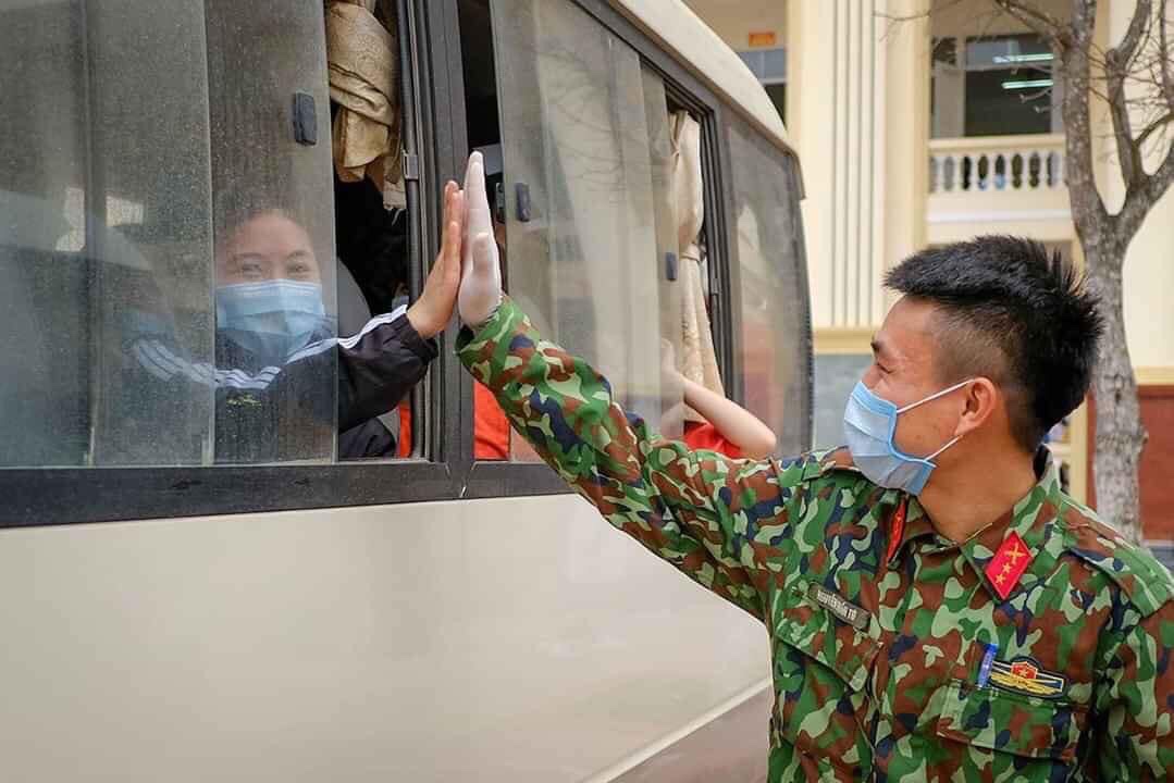 #VIETNAMQUYETTHANGDAIDICH 
Cùng rửa tay xoa xoa xoaaa đều Đẩy lùi virus Corona
#VietNamleavesnoonebehind
Mình thật hạnh phúc khi được sống ở nơi mở cửa vẫn là những gương mặt xóm làng thân quen, tiếng í ới chào nhau, ấm áp tình người này.
#StandWithVietnamGov