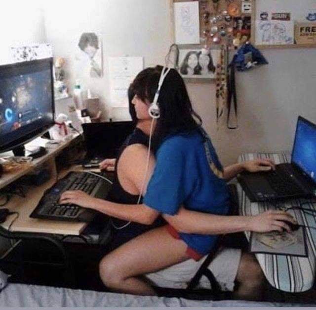 kingkeill's tweet photo. if i have dual monitors that just means i have an extra one for you girl https://t.co/DzS634evmp