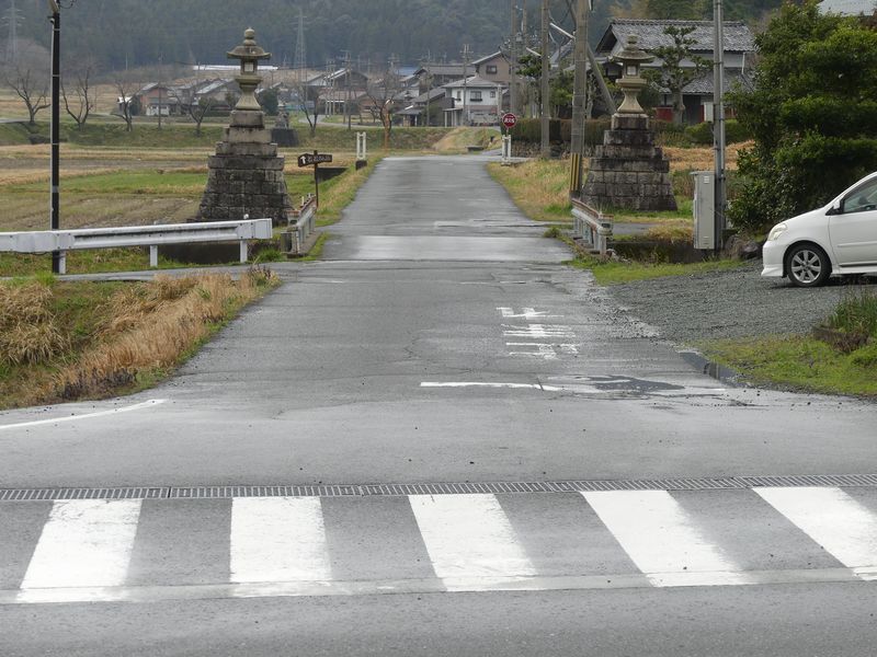 もやし 警察庁の 交通規制基準 によると 横断歩道等の手前に一時停止規制がある場合 道路 標示の 横断歩道又は自転車横断帯あり 210 は省略されることがあるそうです もしかしたらダイヤマークは今後も設置されないかもしれません