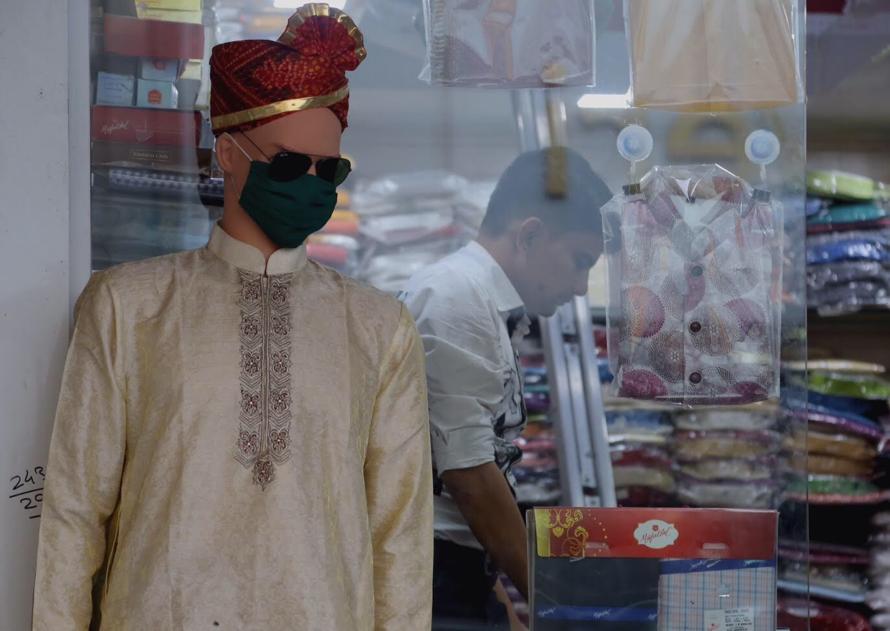 IndianExpress's tweet photo. As novel #coronavirus continues to spread rapidly, a #Mumbai shopkeeper's message of caution: mannequin displayed in Zaveri Bazaar market with a mask on. 

#ExpressPhotos

See more pictures: https://t.co/RKRFRRHoqc https://t.co/7FAstfQGtN