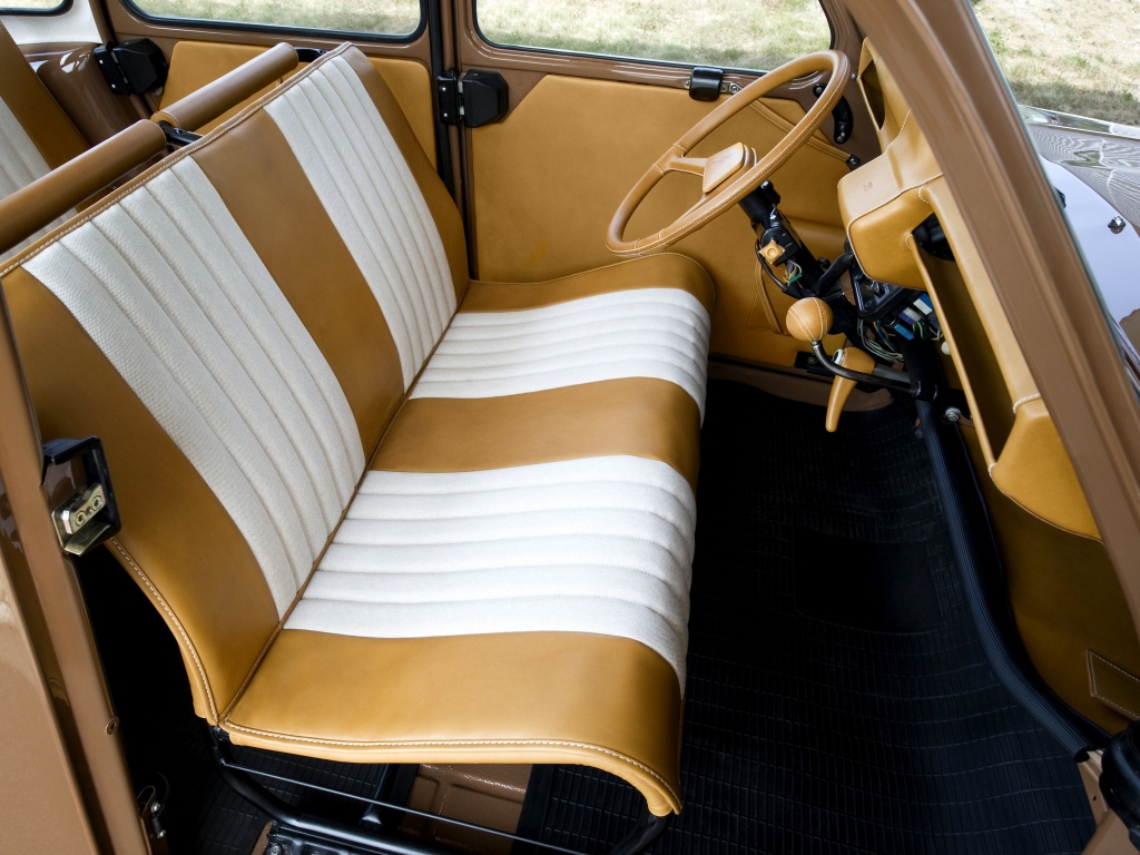 AutomobileLa's tweet photo. Restons dans la bonne humeur ! Une #Citroën #2CV choyée par @Hermes_Paris https://t.co/fxlDrO60Yu