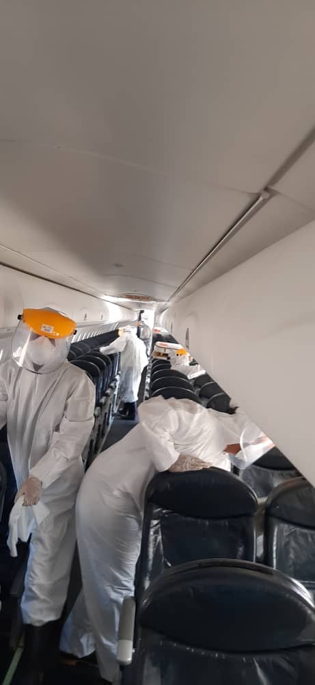 mintransporteve's tweet photo. #AlMomento ✈ Cumpliendo protocolos de prevención y contención del #COVID-19 así se realiza despliegue de cuadrillas de mantenimiento de @LAConviasa en los procesos de limpieza y esterilización de las aeronaves. #LaPrevencionEsLaClave https://t.co/GenfOZ8iui