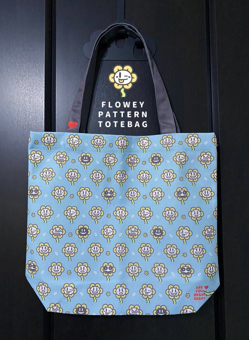 フラウィちゃん総柄トートバッグをつくりました!
International shipping is available.

🌻🌻🌻https://t.co/nlDsJasctJ🌻🌻🌻

マチ広いので即売会のお供にもそうでない時にも使って頂けます!
来週あたり通頒受付開始予定です。よろしくお願いします
#エアブー #エアきみ選3 #エアきみ選3通販 