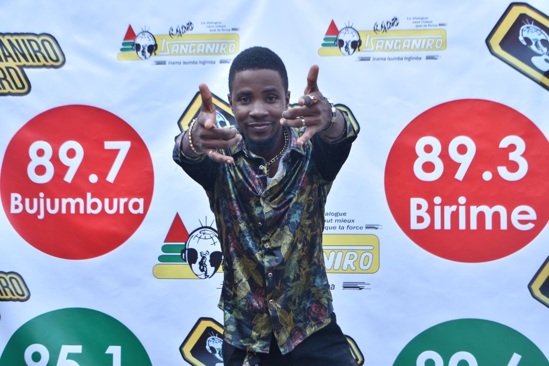 RT_Isanganiro's tweet photo. #MBData est à l' @Ifburundi pour la grande finale de #Isanganiro_Award8. Ce chanteur a deux chansons en compétition à savoir #vovota et #Focus
#Burundi #Abatwip https://t.co/KvkJ8BZ9Gr
