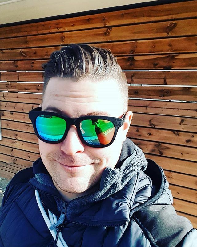 villevanska's tweet photo. Se on #lauantai ja #karkkipäivä #aurinkolasit ja #smilemore https://t.co/4TX0nmOmcl https://t.co/TWYEKJgGdq