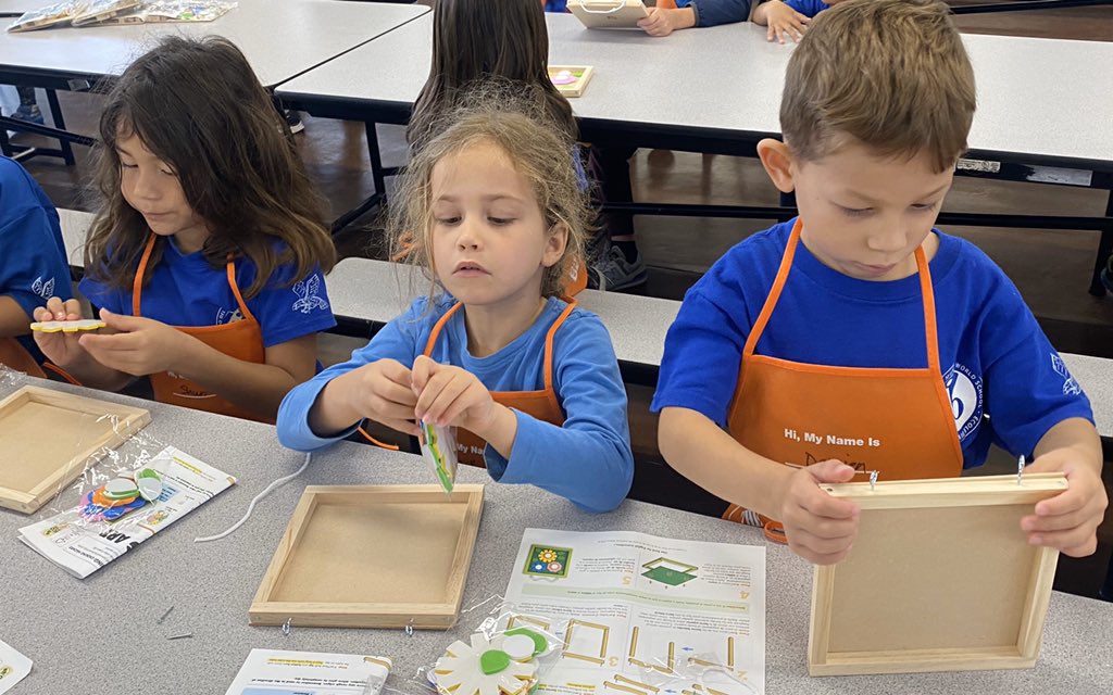 jennyfr0mdarock's tweet photo. #homedepotkidsworkshop day! 🔨Loved seeing how focused they were when working on their little projects. And how happy &amp; proud they were at what they were able to make. Thank u to @HomeDepot and @MsNalani for making this happen. 🔨❤️ #thatshawk #ibhawksfly @HesKinders @HahaioneES https://t.co/Ma5ohI9tE9