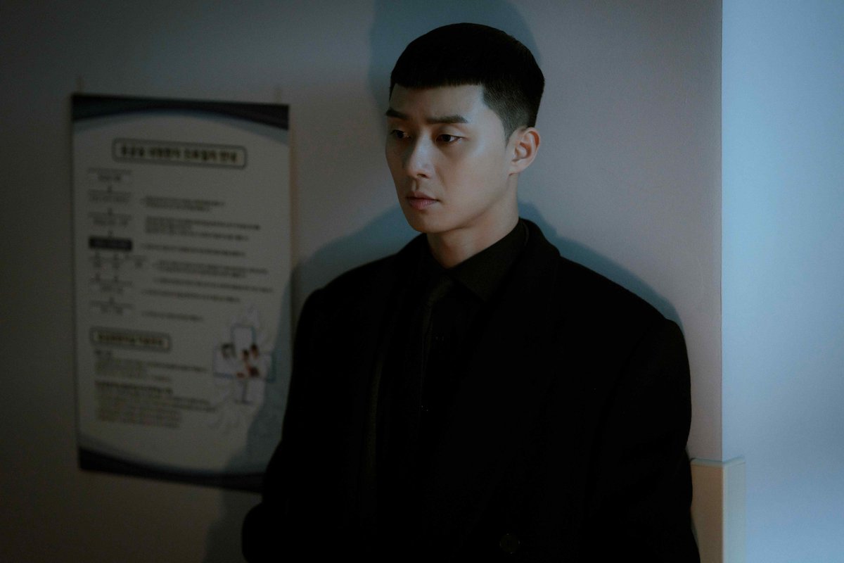   #ParkSeoJoon réalise certaines choses et se prépare à changé pour le personnage de   #KimDaMi dans ces photos teasers pour le prochain épisode de   #ItaewonClass. Et vous pour qu& #39;elle fille êtes vous ? Qui va t il choisir ? Mystère