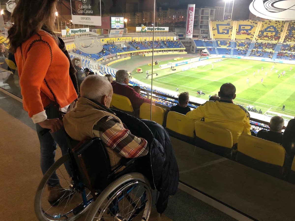 Ha fallecido Pascual Calabuig, leyenda del periodismo deportivo. Toda una vida ligada a la UD Las Palmas, a la que apoyó hasta el último momento en su partido ante el Málaga. Nuestro más sentido pésame a sus familiares y amigos. DEP maestro.