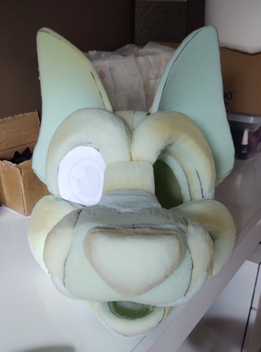 CaracalCreate's tweet image. Head base for @KayvoClockwork is done! This suit will not be for sale as it is a "test run commission". My next premade is already on the works as well as you can see in the last picture 😂
#fursuitmaker #fursuitwip