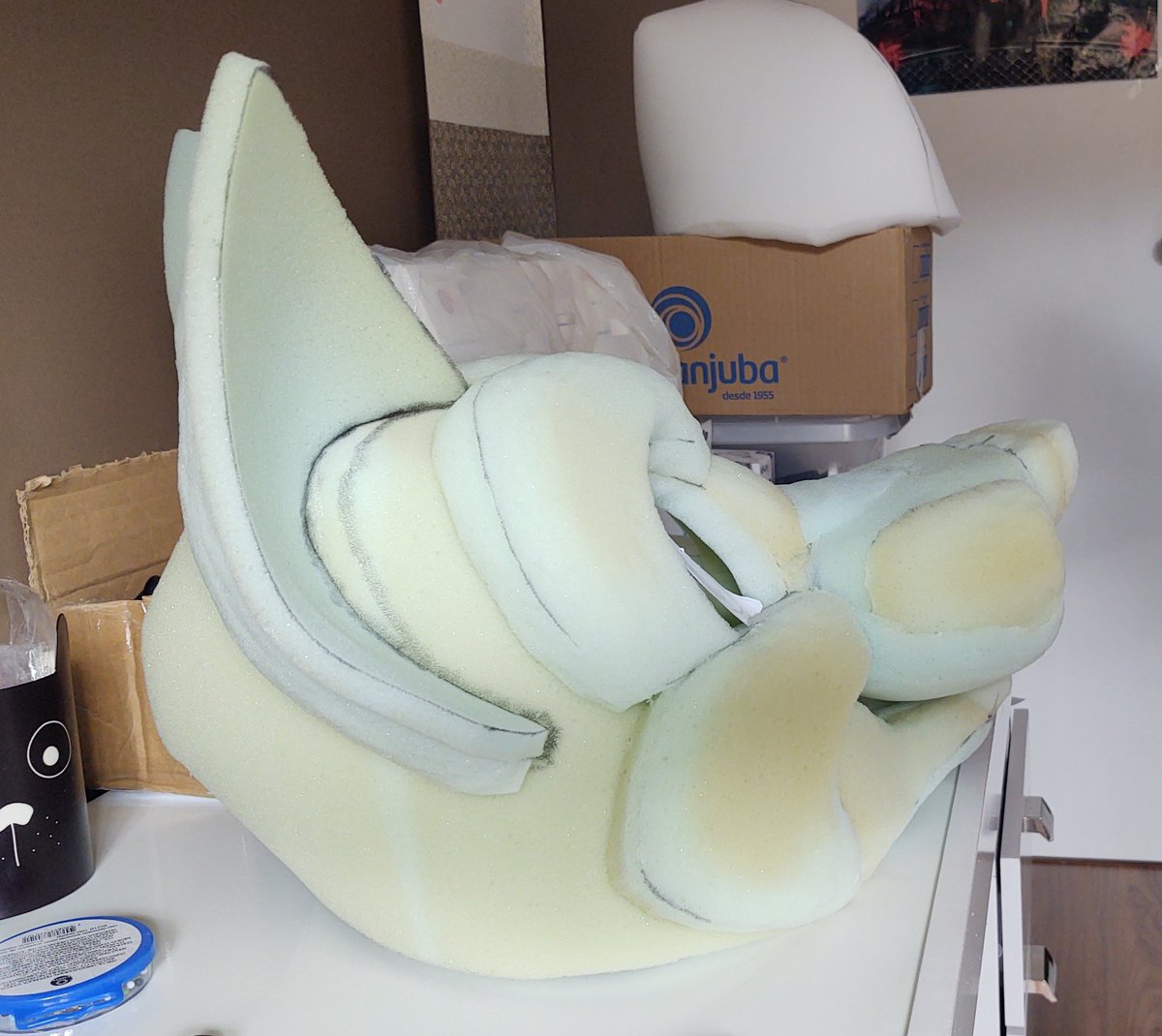 CaracalCreate's tweet image. Head base for @KayvoClockwork is done! This suit will not be for sale as it is a "test run commission". My next premade is already on the works as well as you can see in the last picture 😂
#fursuitmaker #fursuitwip