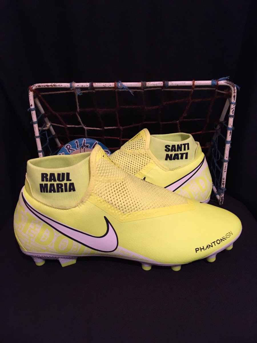 Tachones y tenis para futbol | Innovasport