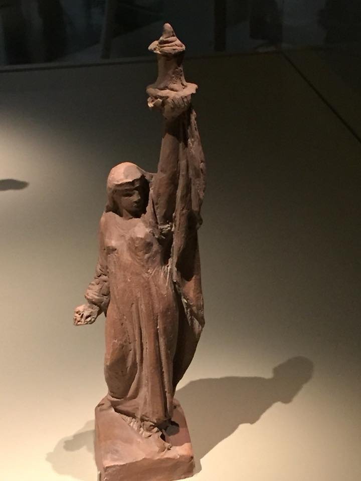 هل يمكنك تخمين أي تمثال مشهور موجود حاليًا؟ هل ينتمي هذا النموذج الأثري الموجود في الصورة؟ نعم، في الواقع، هو نموذج أولي ينتمي إلى تمثال الحرية، وهو معلم سياحي للأب. موضوع تويتر من ماجد الماجد