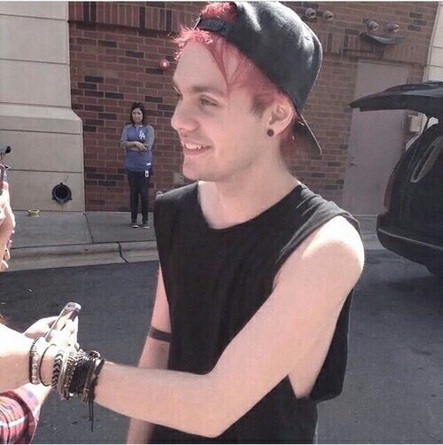 perfect5sospack's tweet photo. Michael Pack

#iHeartAwards #BestCoverSong #DancingWithAStranger @5SOS https://t.co/fNn1W6eAYL