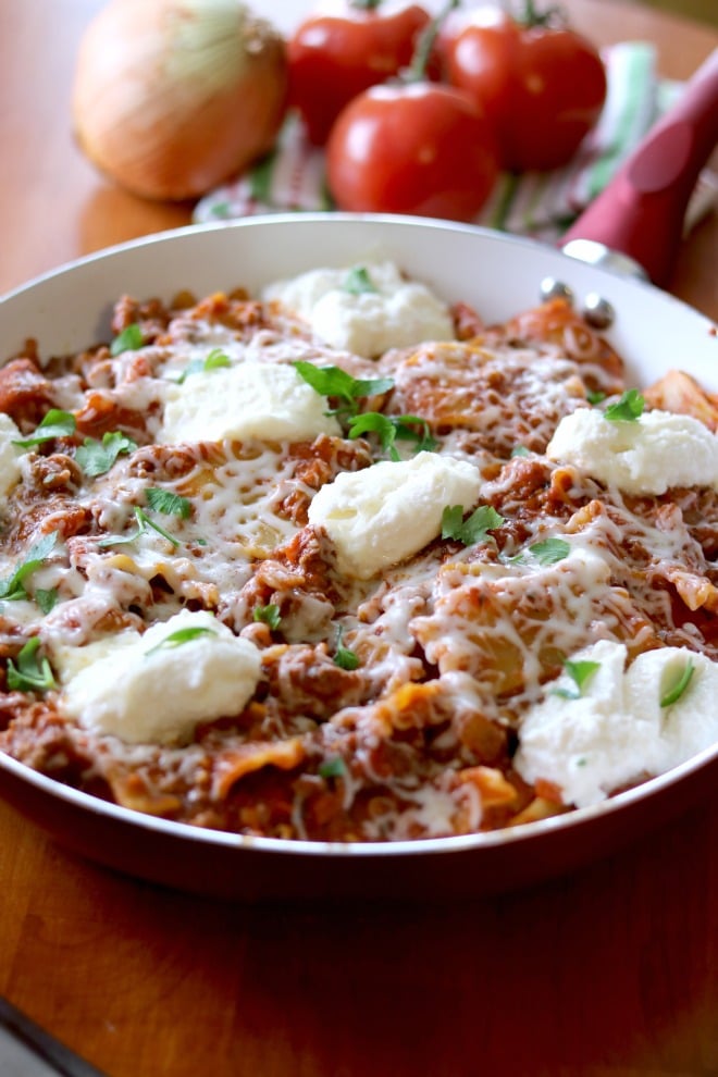 KitchenDreaming's tweet photo. This 30-minute Skillet Lasagna tastes JUST like traditional lasagna without all the fuss of layering! Simply brown the ground beef and Italian sausage and then add the rest of the ingredients into the pan to simmer. https://t.co/ysuNpCLmqW https://t.co/mPScya3HQI