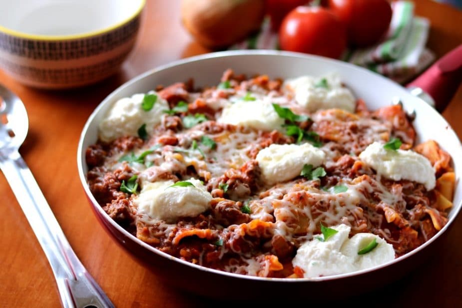 KitchenDreaming's tweet photo. This 30-minute Skillet Lasagna tastes JUST like traditional lasagna without all the fuss of layering! Simply brown the ground beef and Italian sausage and then add the rest of the ingredients into the pan to simmer. https://t.co/ysuNpCLmqW https://t.co/mPScya3HQI