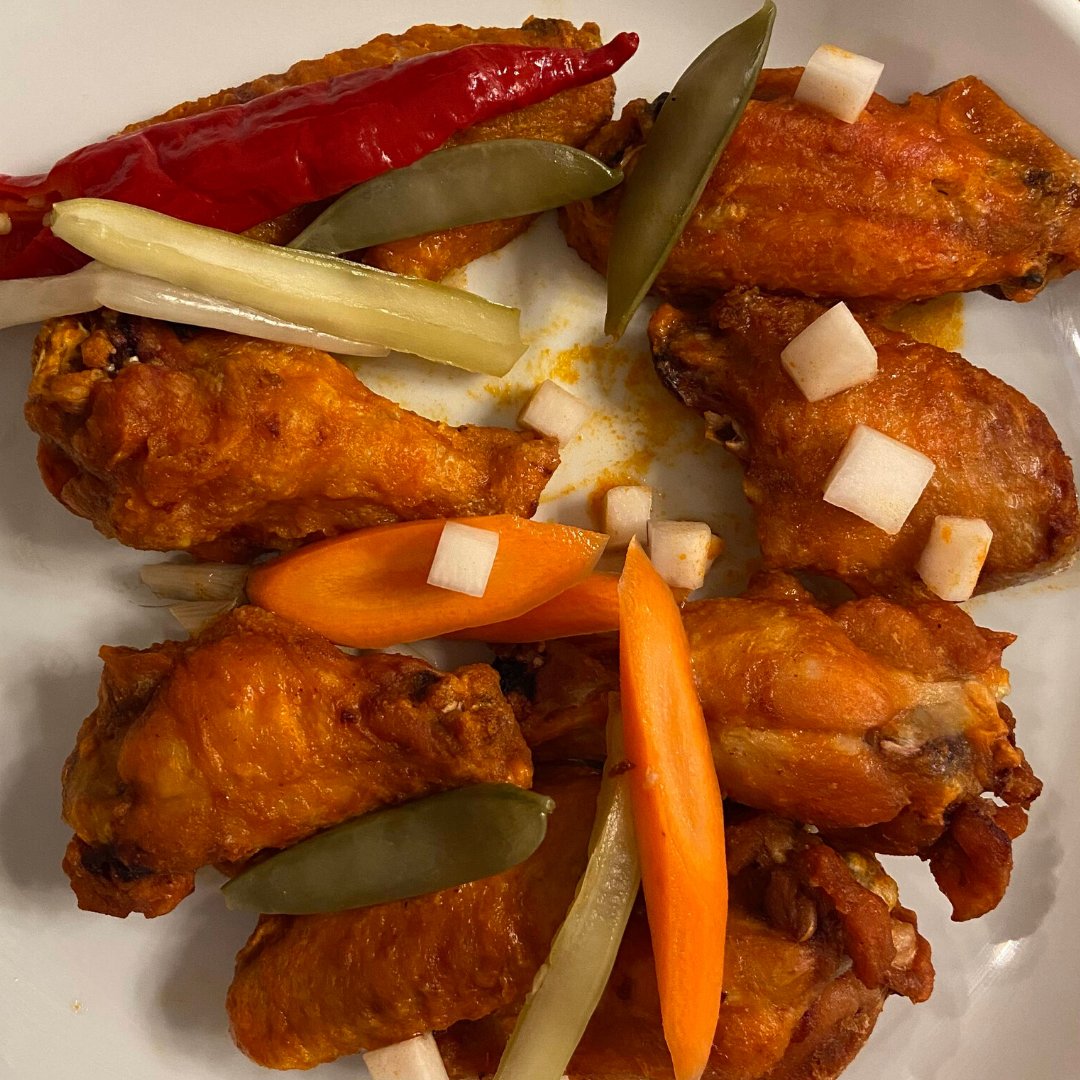 MarketOnHouston's tweet photo. Need some spice in your life this weekend? Try our Sriracha – Garlic Wings.  #MOH https://t.co/ffNVZ4yjys