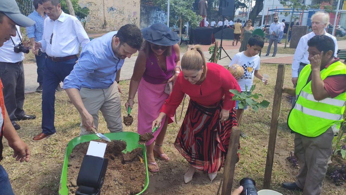 UKinBolivia's tweet photo. La presidenta del Concejo Municipal @AngelicaSosaSCZ y el embajador @jeffglekin inauguraron ayer la Plaza Gran Bretaña en la ciudad de #SantaCruzBO.
También plantaron algunos árboles en el lugar.
#BritishWeekSCZ
#UKinSCZ
#GreenIsGREAT https://t.co/ihS7YZ26X5