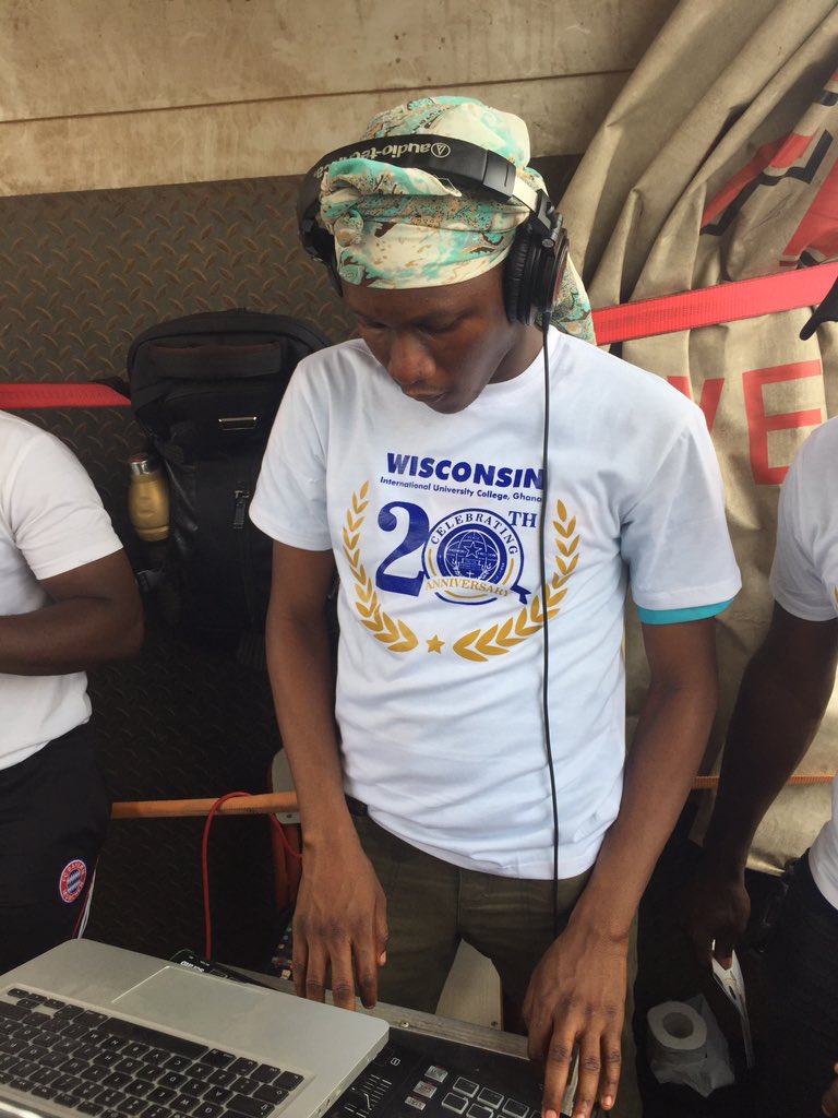 WizzySocialPlus's tweet photo. #WizzyAt20 Day 2 float clean up exercise on the streets of Accra https://t.co/RMnW2Gkzxk