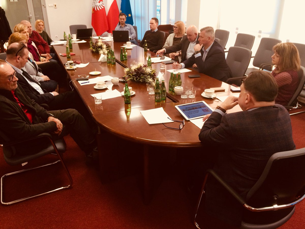 rzecznikUMWM's tweet photo. Dziś #zarzadwojewodztwa podjął decyzję o ograniczeniu działalności instytucji samorządowych oraz samego #UMWM i przejściu na pracę zdalną i rotacyjną. Przedłużone zostaną także terminy ogłaszanych naborów i konkursów. Szczegóły na https://t.co/Gc7Y5MhcrD https://t.co/NsGQs92SQ5