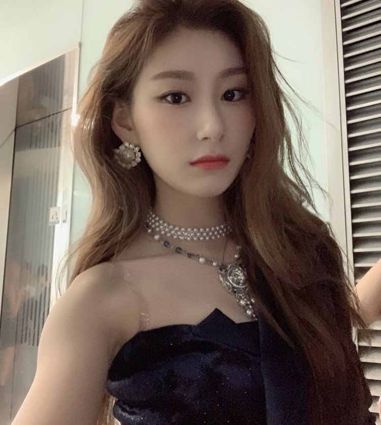 Itzy chaeryeong. Itzy chaeryeong. Charyeong itzy. черён из itzy. чхэрен.