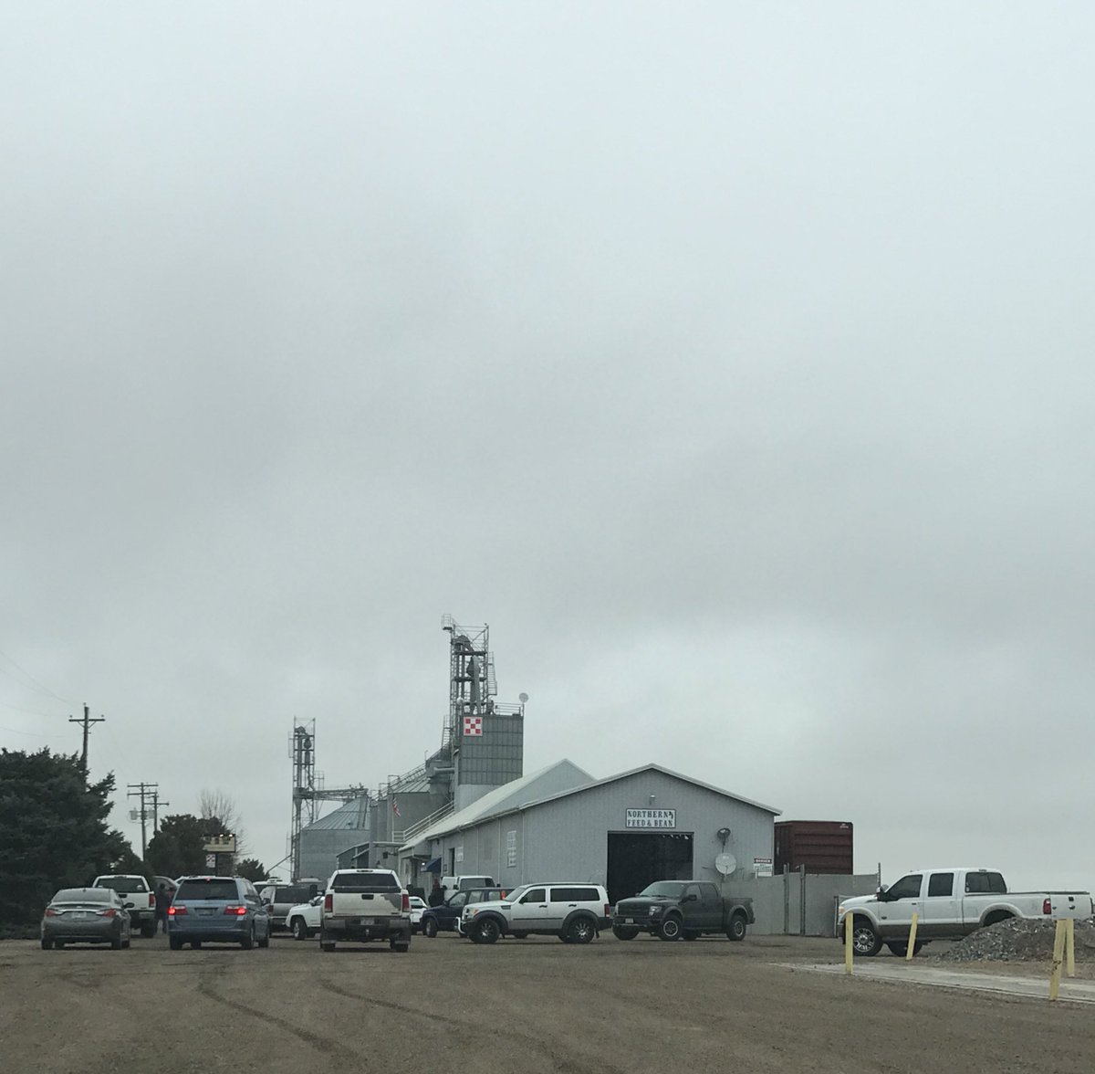 kmcsween's tweet photo. Went to my local feed mill to get some soybean meal and this is the waiting line to buy feed. Not for cattle, but for themselves! They are buying multiple 50lb bags of beans to eat! https://t.co/MiD24Vmt2C