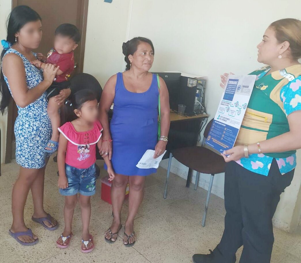 DPS_LosRios's tweet photo. #Guayas | En Centro de Salud Engabao, #MédicoDelBarrio comparte información básica de prevención y bioseguridad para contrarrestar el #COVID19. Se prioriza el #LavadoDeManos y la no automedicación como las medidas más eficaces para proteger la salud en la comuna. https://t.co/SeIA1cgwKw