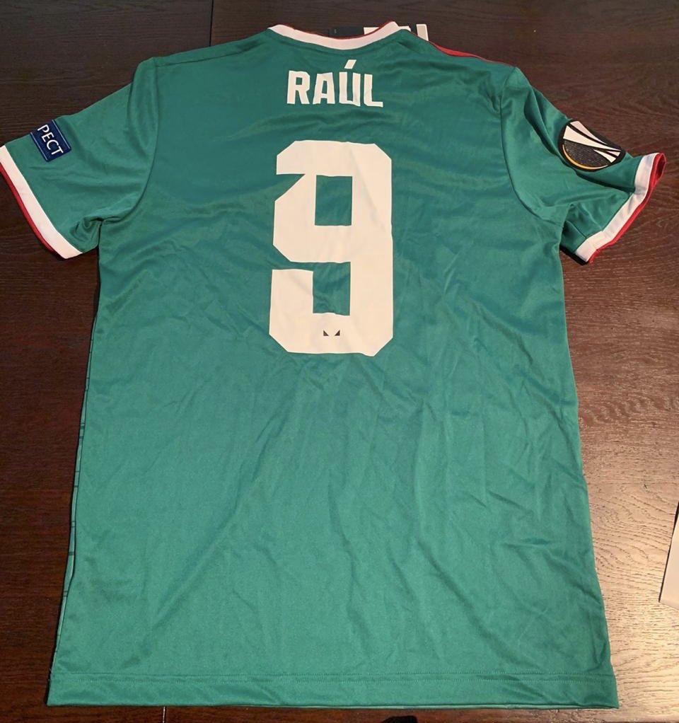 Estoy celebrando con los Wolves y vamos a regalar un jersey de <a href="/Raul_Jimenez9/">Raúl Jiménez</a> 🐺🇲🇽

Para ganárselo deben de 
1. Seguirme y <a href="/WolvesEspanol/">Wolves Español</a>
2. Dar RT y LIKE al tuit.
3. Dime tu momento favorito de los Wolves y usa el HT #100milLobos

MUCHA SUERTE A TODOS!!!