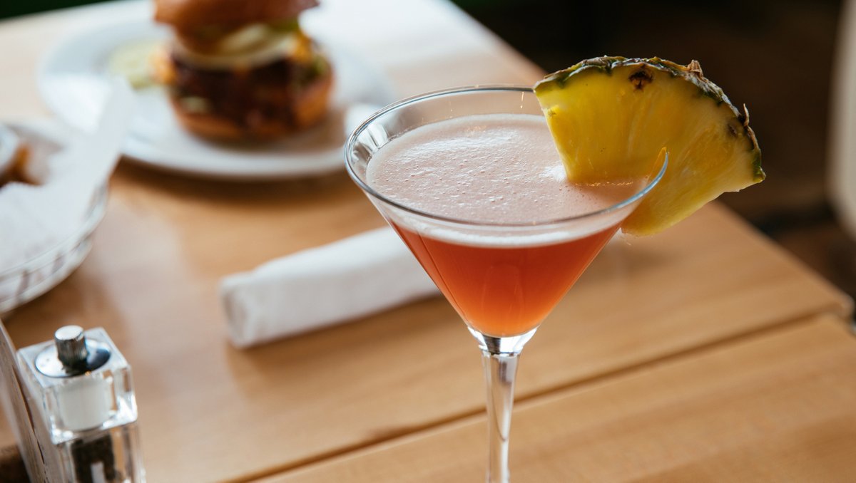 Crushin' on this cute cocktail? We'll see you at happy hour! 😎
#zinburger #cheers
