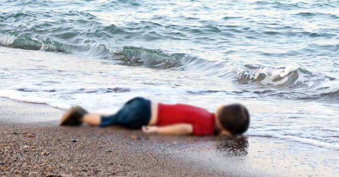 VeliVural_'s tweet photo. Dünya’nın yanacağı senden belliydi çocuk.. 

Dünya yanıyor aheste aheste, hemde çocukları öldürmeyen virüsle.. https://t.co/HJV6fkjehz