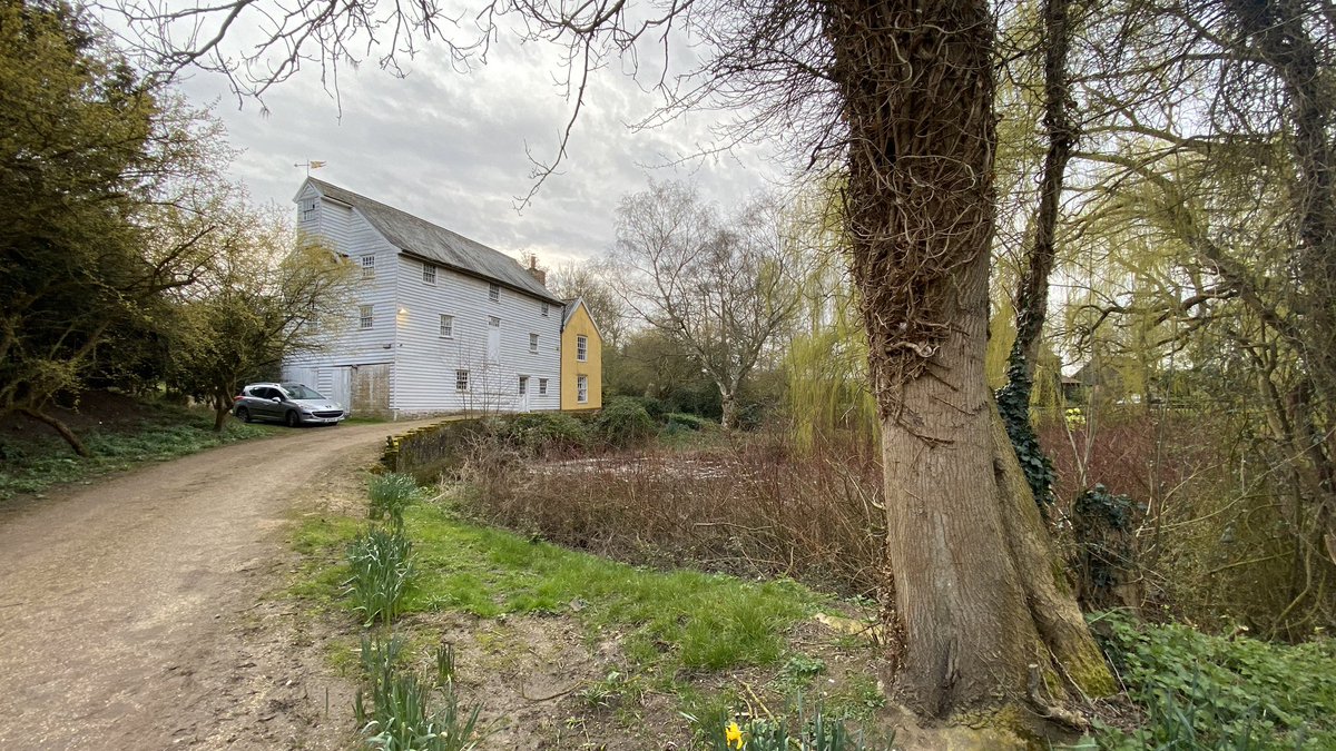 Mobilised to a fire in the open at 1624. Bonfire spread to a beautiful willow tree at Ixworth watermill. Crews extinguished and monitored the temperature of the tree to ensure no further fire spread. 🚒🚒 #ixworth #suffolk <a href="/SuffolkFire/">Suffolk Fire & Rescue Service</a>
