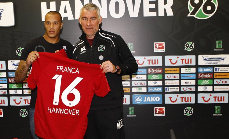 96Legenden's tweet image. Der Brasilianer wurde am Montag mit Verdacht auf Lungenentzündung ins Krankenhaus eingeliefert. Erst zu Beginn des Jahres wechselte der 21-jährige zu den Niedersachsen, hat sich noch in seinem Heimatland mit dem Virus infiziert. #h96 #96legenden