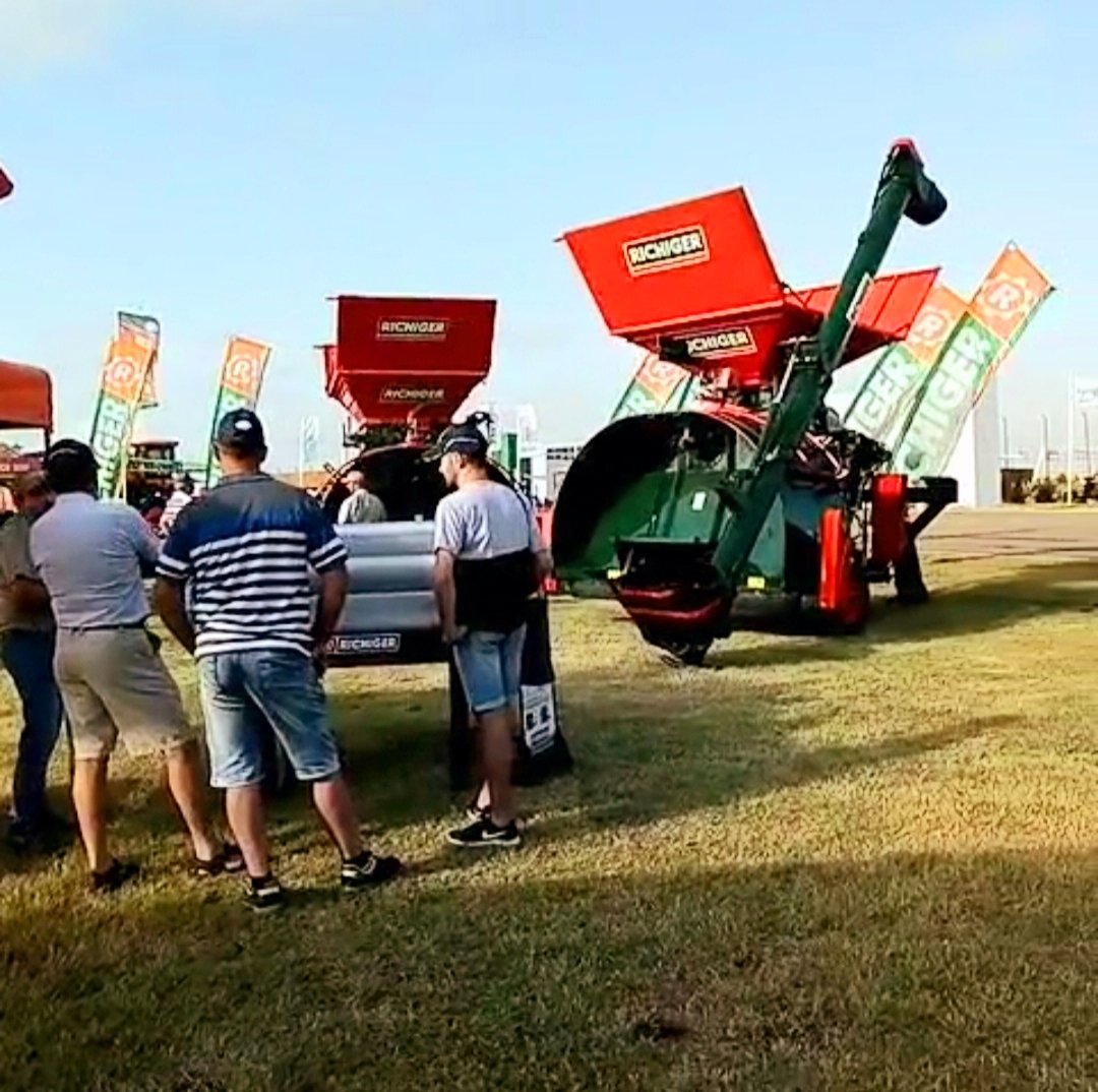 industrialessun's tweet photo. Como en cada edición nuestros socios de @RichigerMaq dijeron sí a la @Expoagrocom #Expoagro2020 

A pesar de la inclemencia del tiempo, el Tecnódromo Mario Bagrachini fue el  escenario perfecto para demostrar el embolsado y extracción de grano seco. #Sunchales #industria #agro https://t.co/arWTSW63cv