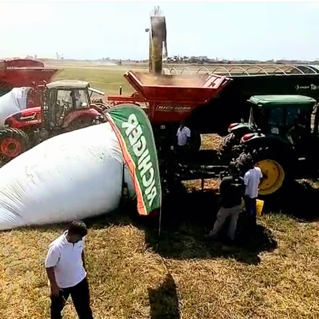 industrialessun's tweet photo. Como en cada edición nuestros socios de @RichigerMaq dijeron sí a la @Expoagrocom #Expoagro2020 

A pesar de la inclemencia del tiempo, el Tecnódromo Mario Bagrachini fue el  escenario perfecto para demostrar el embolsado y extracción de grano seco. #Sunchales #industria #agro https://t.co/arWTSW63cv